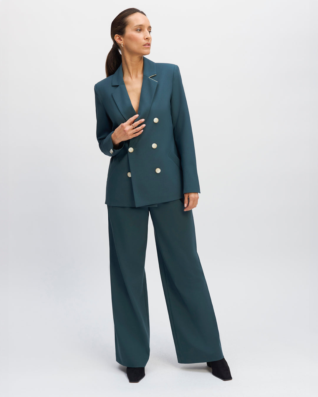 "Pantalon-tailleur-vert-coupe-palazzo-taille-haute-détails-double-plis-bas-de-jambe-XXL-dessine-la-taille-et-les-jambes-ceinture-à-boucle-ceinture-amovible-ton-sur-ton-à-boucle-17H10-tailleurs-pour-femme-paris-"