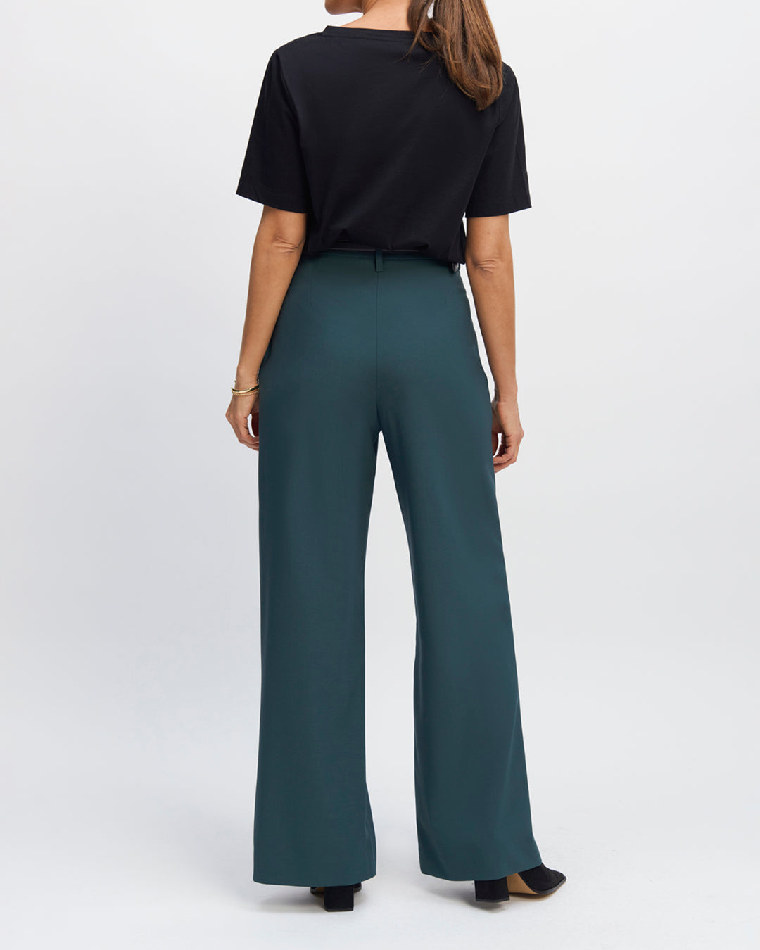 "Pantalon-tailleur-vert-coupe-palazzo-taille-haute-détails-double-plis-bas-de-jambe-XXL-dessine-la-taille-et-les-jambes-ceinture-à-boucle-ceinture-amovible-ton-sur-ton-à-boucle-17H10-tailleurs-pour-femme-paris-"