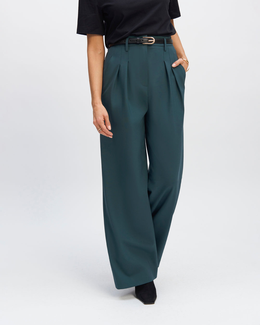 "Pantalon-tailleur-vert-coupe-palazzo-taille-haute-détails-double-plis-bas-de-jambe-XXL-dessine-la-taille-et-les-jambes-ceinture-à-boucle-ceinture-amovible-ton-sur-ton-à-boucle-17H10-tailleurs-pour-femme-paris-"