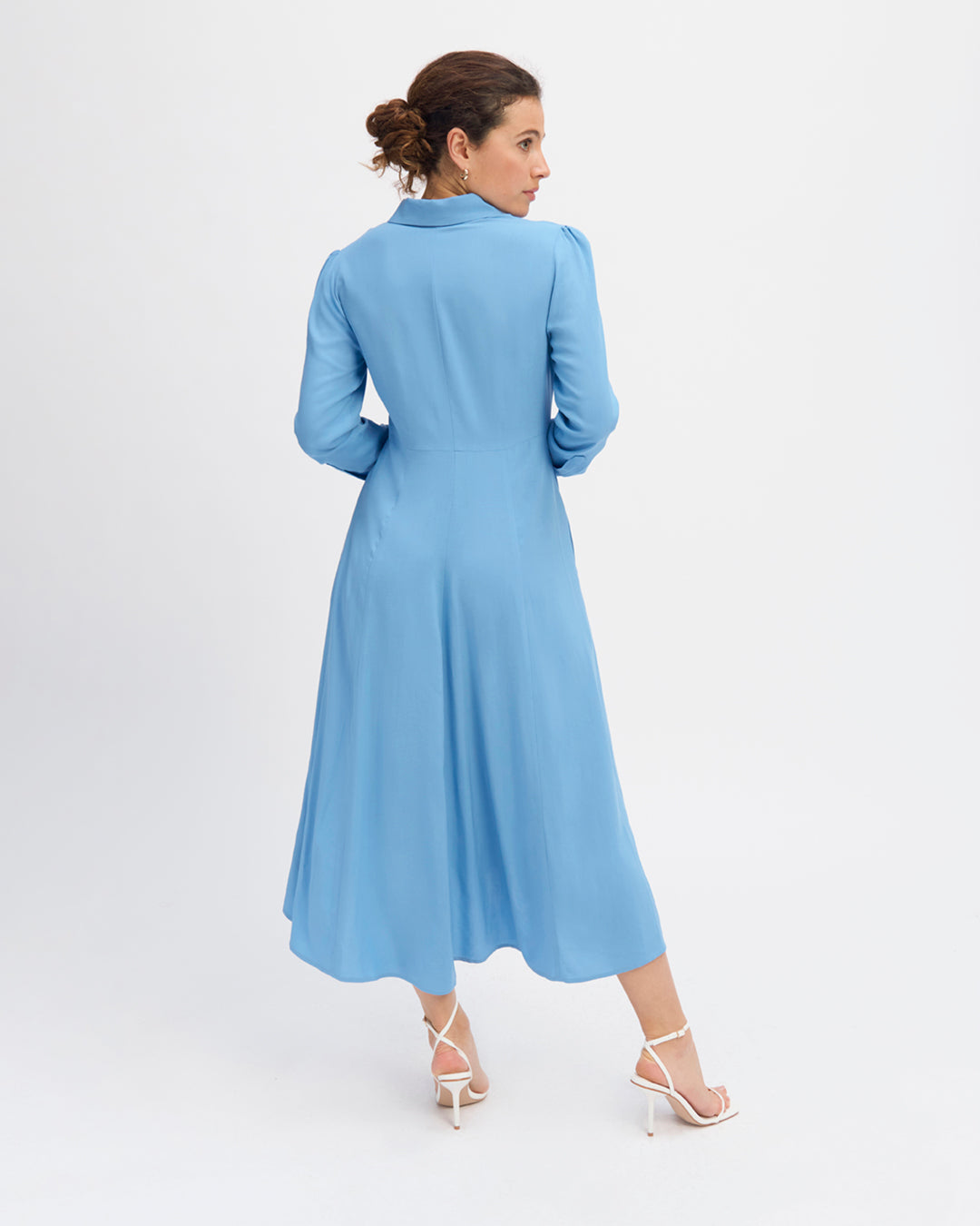 Robe-bleue-Longueur-midi-Col-chemise-Manche-longues-avec-poignets-boutonnés-Patte-de-boutonnage-cachée-Cintrée-à-la-taille-17H10-tailleurs-pour-femme-paris-