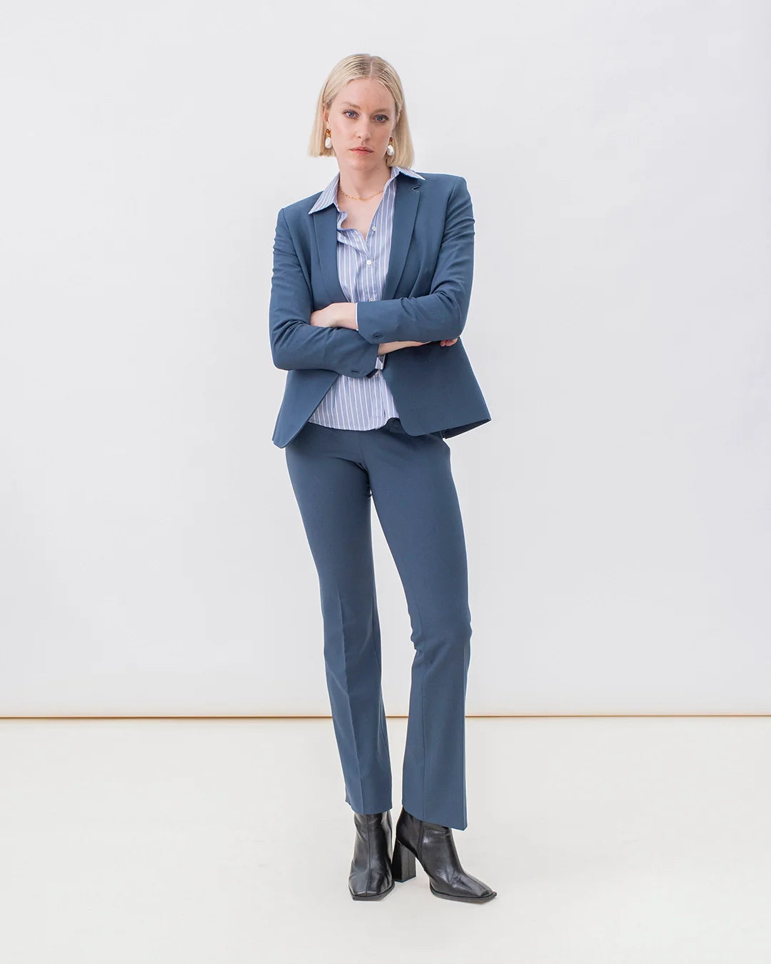 17H10_pantalon_tailleur_femme_oslo_flair_bleu_petrole_ethique_chic_made_in_portugal_marque-francaise-de-tailleur-pour-femme-1