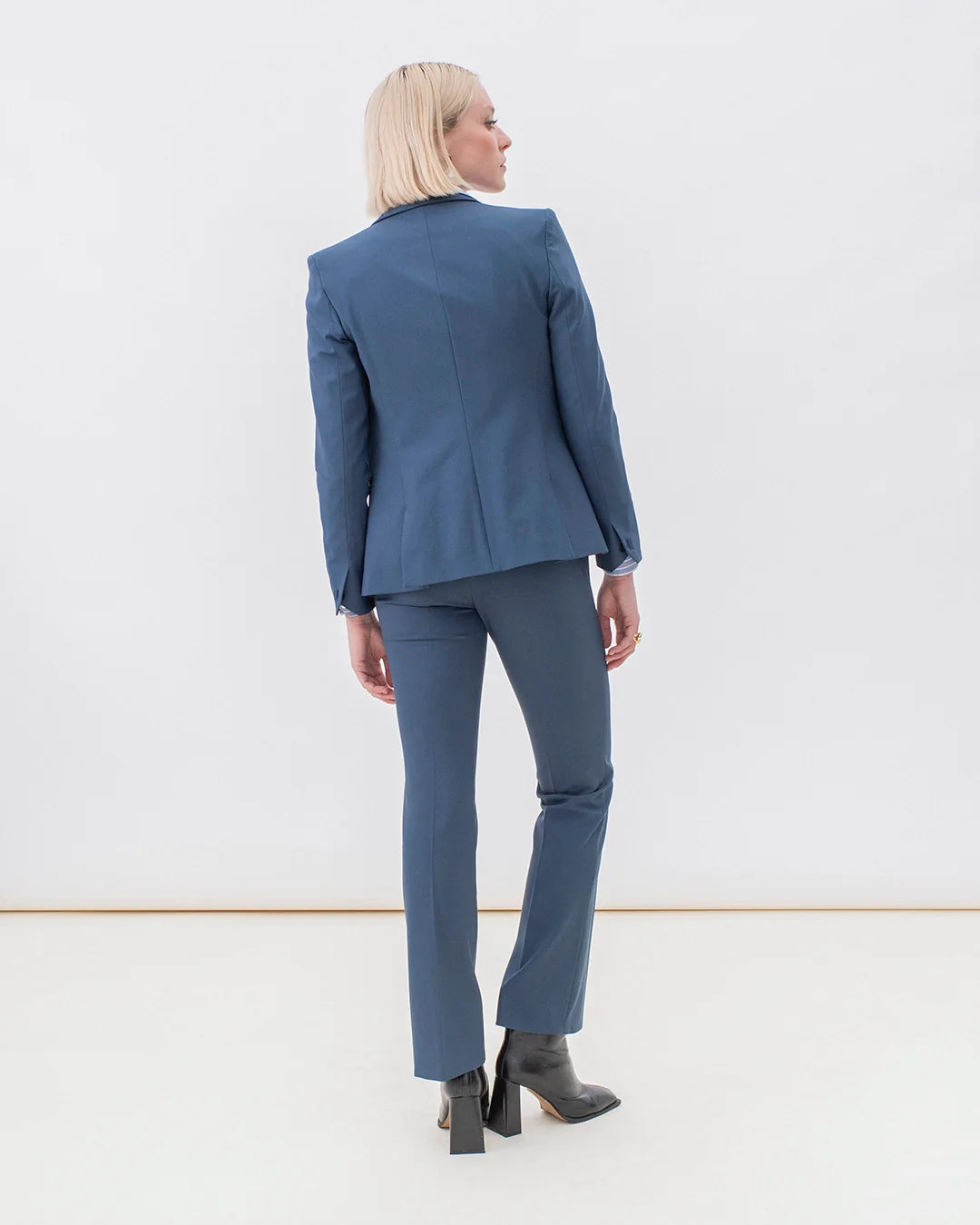 17H10_pantalon_tailleur_femme_oslo_flair_bleu_petrole_ethique_chic_made_in_portugal_marque-francaise-de-tailleur-pour-femme-1