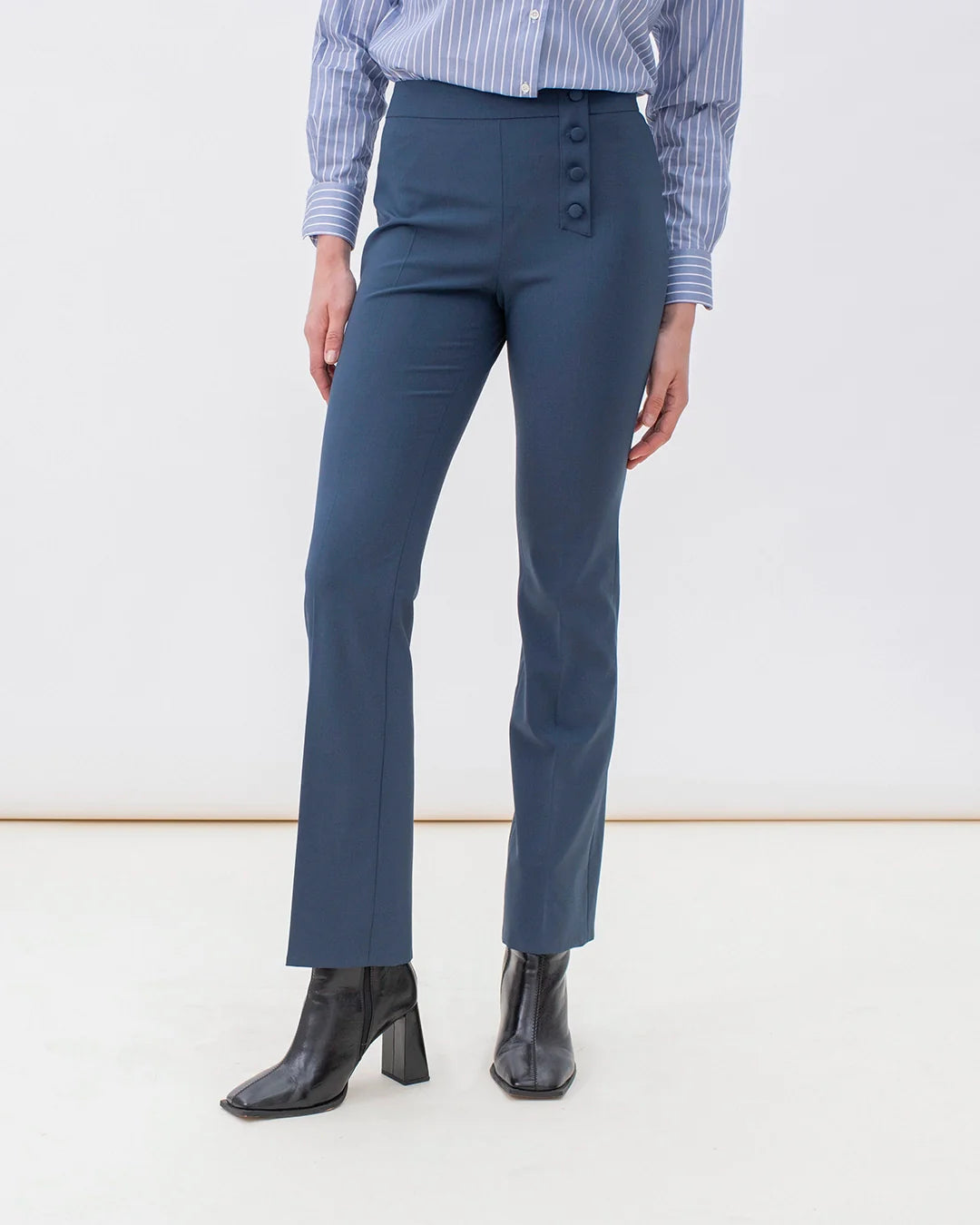 17H10_pantalon_tailleur_femme_oslo_flair_bleu_petrole_ethique_chic_made_in_portugal_marque-francaise-de-tailleur-pour-femme-1