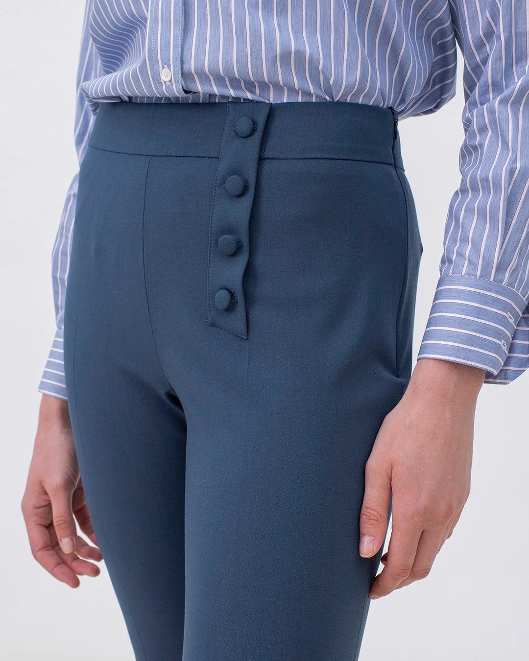 17H10_pantalon_tailleur_femme_oslo_flair_bleu_petrole_ethique_chic_made_in_portugal_marque-francaise-de-tailleur-pour-femme-1