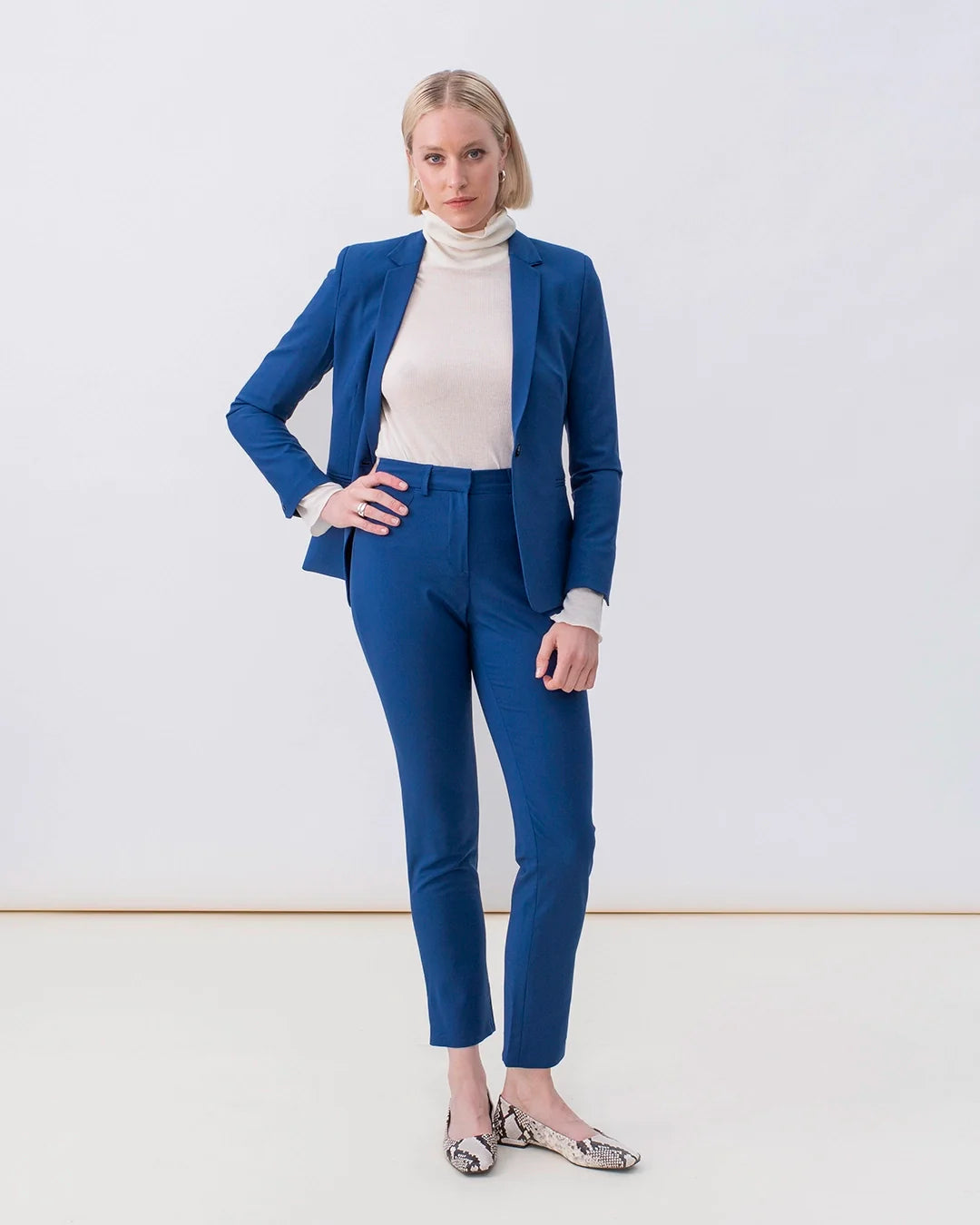 17h10_veste_tailleurfemme_paris_bleu_cobalt_cintree_bouton_poches_laine_super100s_travail_confortable_chic_ethique_decontracte_elegant_encoche-1