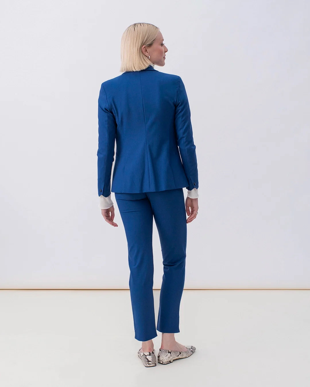 17h10_veste_tailleurfemme_paris_bleu_cobalt_cintree_bouton_poches_laine_super100s_travail_confortable_chic_ethique_decontracte_elegant_encoche-1