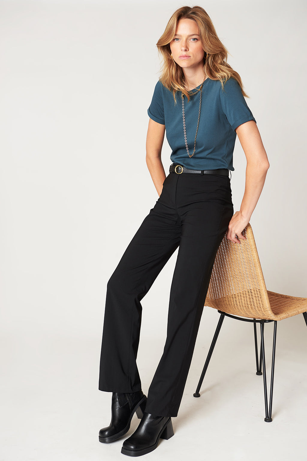 17H10-pantalon-berlin-noir-blazer-feminin-parfaite-pour-un-afterwork-confortable-et-chic-carbone-workwear-