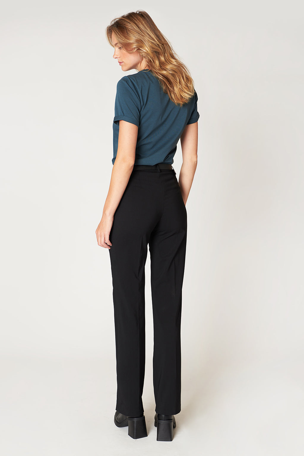 17H10-pantalon-berlin-noir-blazer-feminin-parfaite-pour-un-afterwork-confortable-et-chic-carbone-workwear-