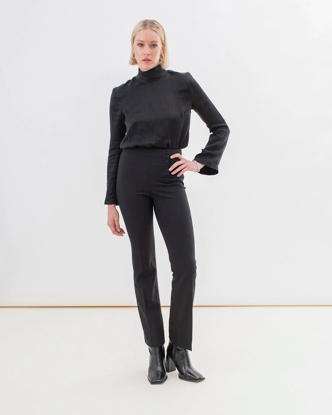 pantalon-de-tailleur-pour-femme-coupe-flair-noir-drap-de-laine-italien-fabrication-européenne-1