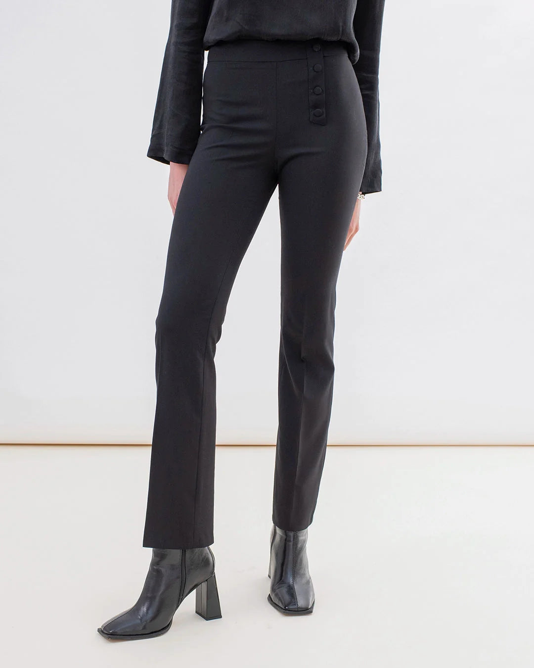 pantalon-de-tailleur-pour-femme-coupe-flair-noir-drap-de-laine-italien-fabrication-européenne-