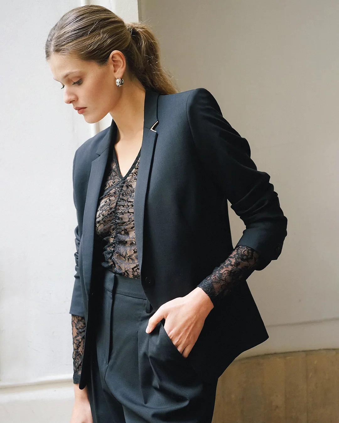 veste-de-tailleur-pour-femme-cintrée-chic-elegante-drap-delaine-qualité-supérieur-17H10-Paris-1