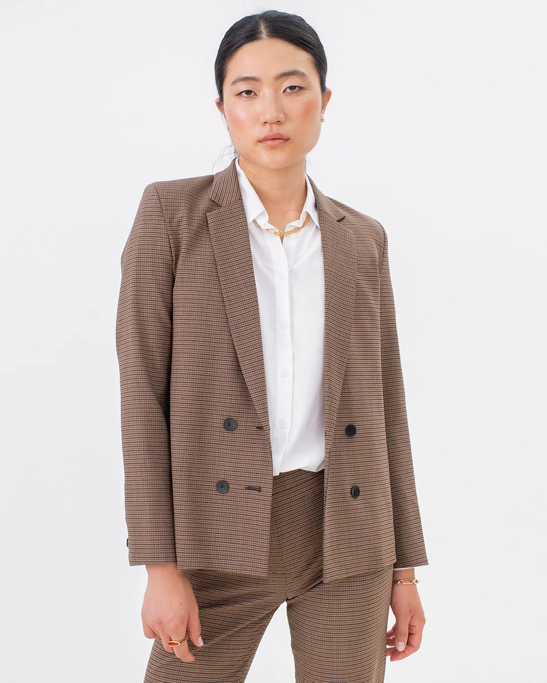 veste-de-tailleur-pour-femme-coupe-croisée-chic-et-élégante-motif-pied-de-poule-beige-made-in-europe-